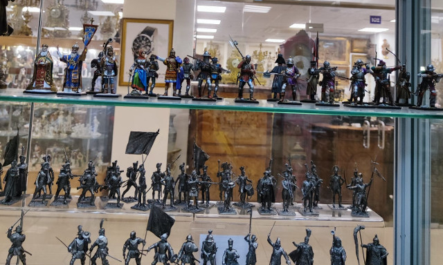 картинка — Наборы солдатиков в витрине Антикварного салона Стрелец