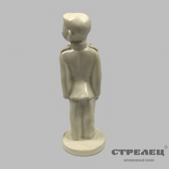 картинка фарфоровая статуэтка «маленький кадет»