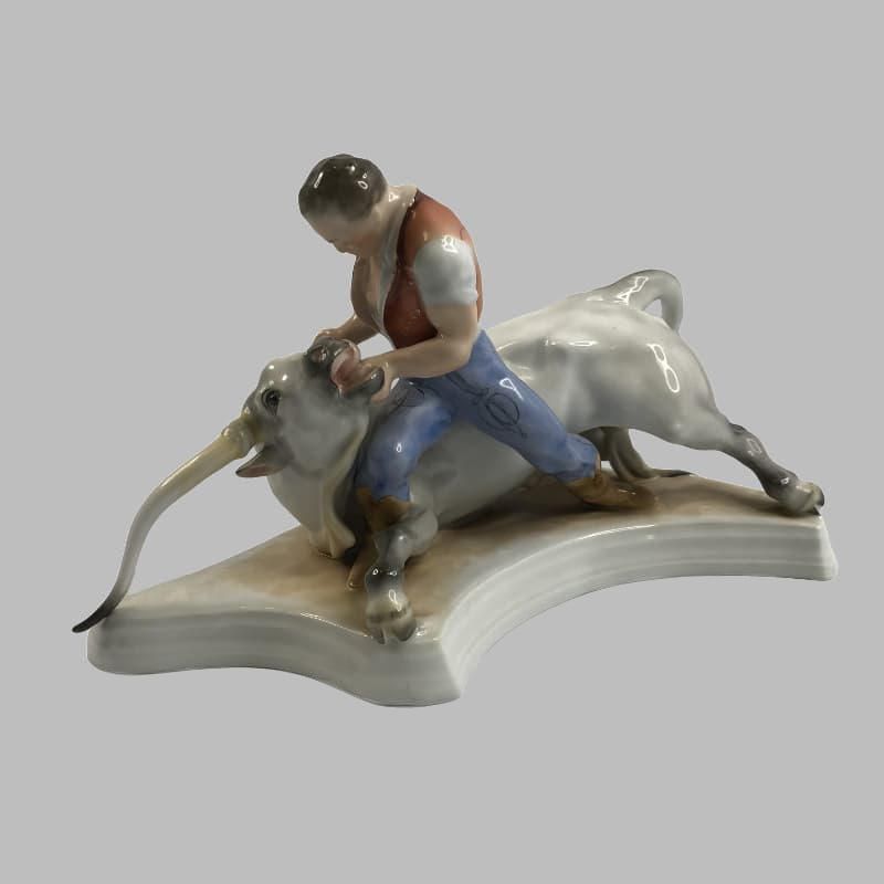 Картинка фарфоровая статуэтка «укрощение быка». herend - антикварный салон "Стрелец"