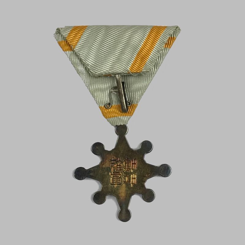 картинка Знак Ордена Священного Сокровища, 8 степени, образца 1888 года. Япония 