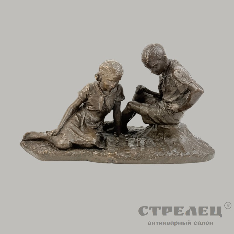 фото — бронзовая композиция «пионеры играющие в шахматы». н. панов. ссср, 1937 г.