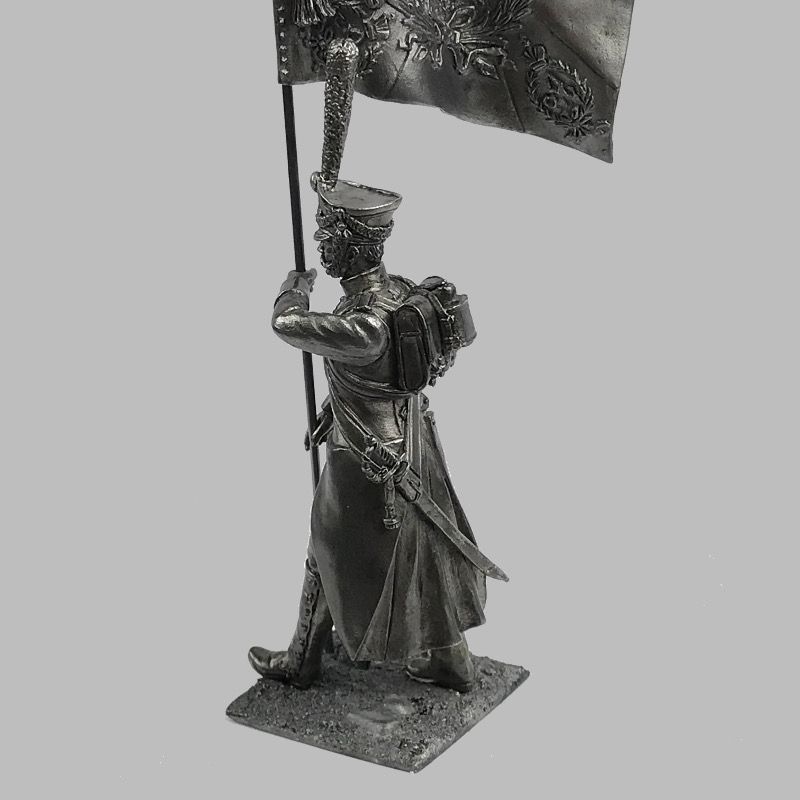 картинка оловянный солдатик «подпрапорщик-знаменосец в атакующей шеренге»