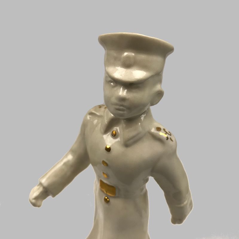 картинка фарфоровая статуэтка «шагающий кадет»