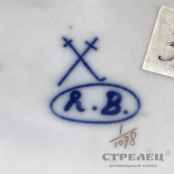 картинка фарфоровая статуэтка «девушка с попугаем». германия