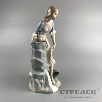 картинка фарфоровая статуэтка «девушка у источника». испания