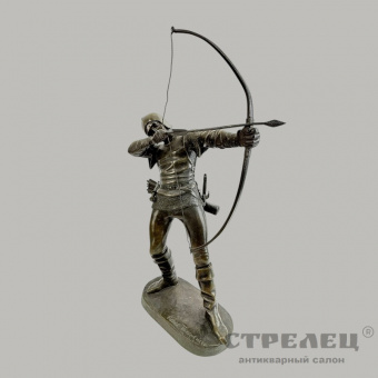 фото — бронзовая статуэтка «средневековый лучник». tourgueneff. франция, 19 в.
