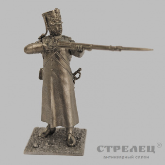 фото — оловянный солдатик «рядовой в шеренге по команде — кладсь. 1812-14 гг.». гк