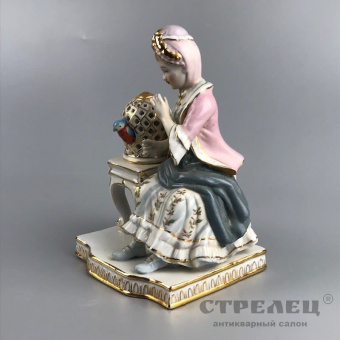 картинка фарфоровая статуэтка «девушка с попугаем». германия