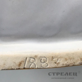 картинка фарфоровая статуэтка «девушка с попугаем». германия