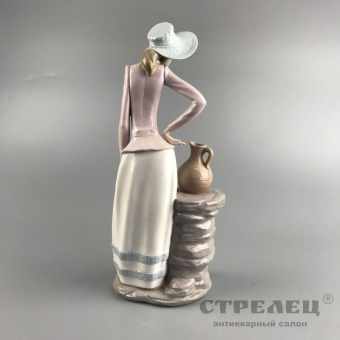 картинка фарфоровая статуэтка «девушка с кувшином». испания