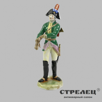 фото — фарфоровый солдатик «офицер с трубой 1750 год». германия