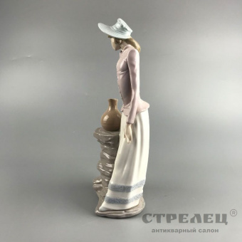 картинка фарфоровая статуэтка «девушка с кувшином». испания