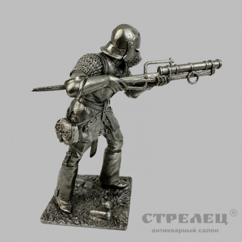 фото — оловянный солдатик «стрелок с куливриной, 15 век». гк