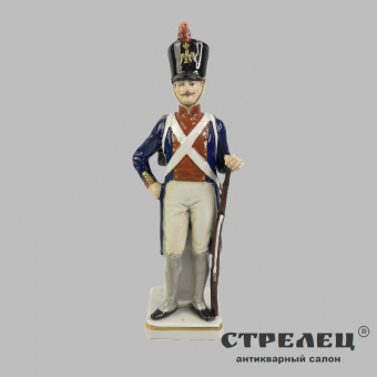 фото — фарфоровый солдатик «солдат наводчик 1813». германия
