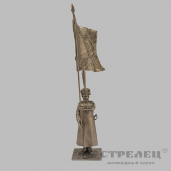 фото — оловянный солдатик «подпрапорщик-знаменосец в строю по команде — на караул». гк