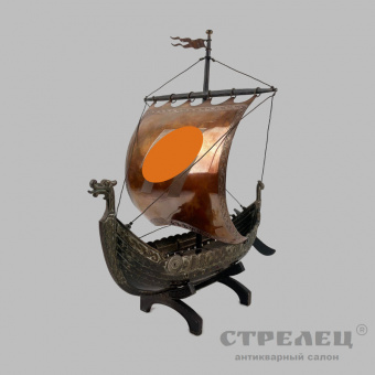 фото — модель корабля викингов «драккар» с символикой ss на парусе, 1941/45 гг.