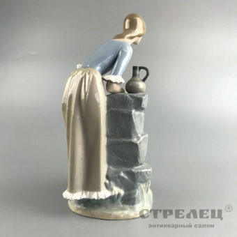 картинка фарфоровая статуэтка «девушка у источника». испания