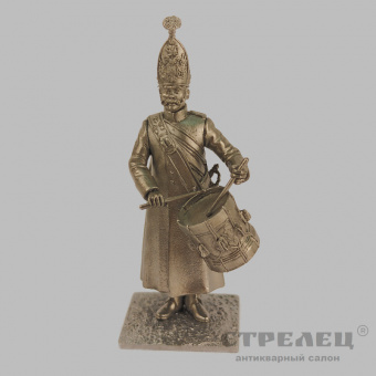 фото — оловянный солдатик «барабанщик в строю по команде — на караул». гк