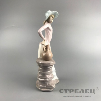 картинка фарфоровая статуэтка «девушка с кувшином». испания
