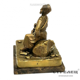 картинка Бронзовая статуэтка "Казак на камне". Россия