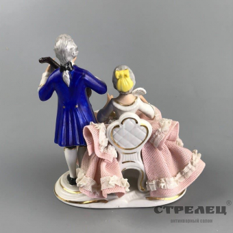 картинка фарфоровая статуэтка «дама поющая под аккомпанемент». dresden