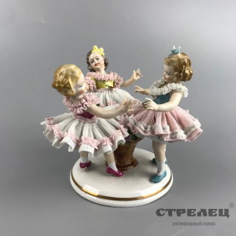 картинка фарфоровая статуэтка «три девочки»