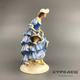 картинка фарфоровая статуэтка «девушка в голубом платье»
