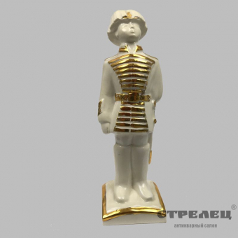 картинка фарфоровая статуэтка «кадет - паж»
