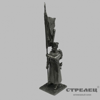 картинка оловянный солдатик «подпрапорщик-знаменосец в строю — на караул»