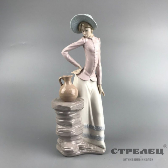 картинка фарфоровая статуэтка «девушка с кувшином». испания