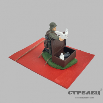 картинка — солдатик «немецкий солдат с почтовыми голубями»
