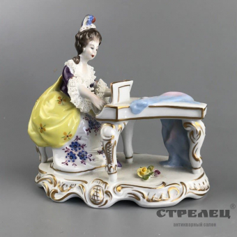 картинка фарфоровая статуэтка «игра на клавесине»