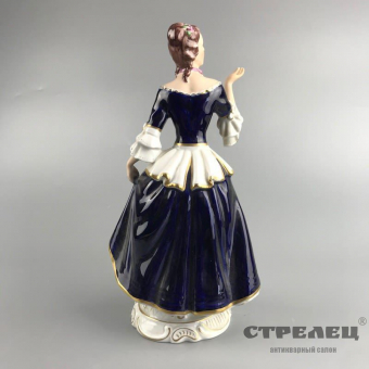картинка фарфоровая статуэтка «дама в темно синем платье»