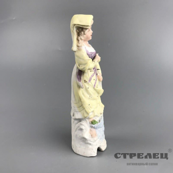 Картинка статуэтка из фарфора «девушка с платком на голове»