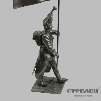 картинка оловянный солдатик «подпрапорщик-знаменосец». армия россии 1812-14 гг.
