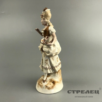 картинка фарфоровая статуэтка «девушка с вазой»