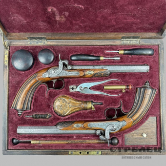 картинка — дуэльная капсюльная пара в коробке с принадлежностями. liege, 19 век