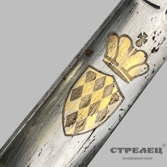 картинка — кортик с гербом и латинской надписью на клинке