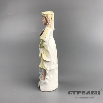 Картинка статуэтка из фарфора «девушка с платком на голове»