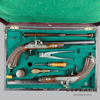 картинка — пара капсюльных пистолетов в коробке с принадлежностями. liege, 19 век