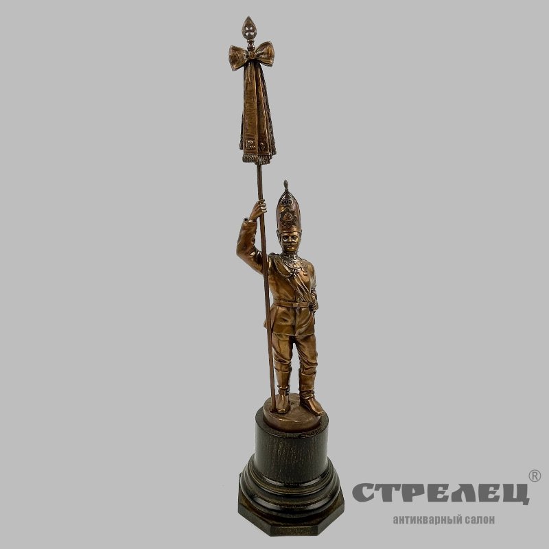 картинка — бронзовая статуэтка «русский солдат со знаменем»