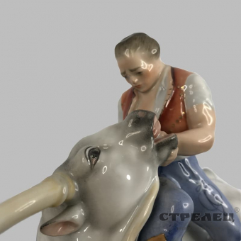 картинка — фарфоровая статуэтка «укрощение быка». herend