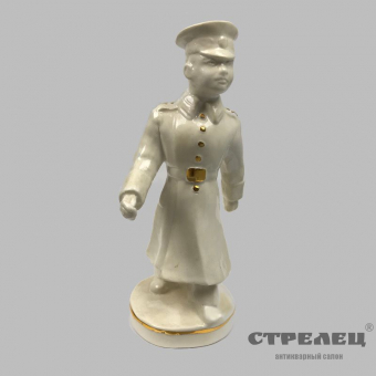 картинка фарфоровая статуэтка «шагающий кадет»