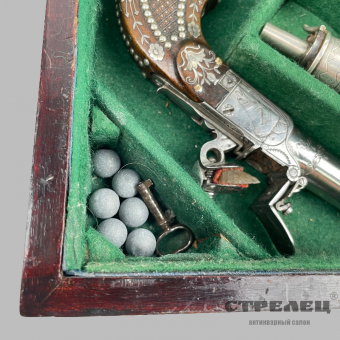 картинка — пара кремнёвых дорожных пистолетов в коробке с принадлежностями. европа, 18 век