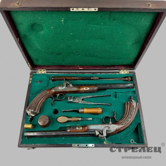 картинка — пара капсюльных пистолетов в коробке с принадлежностями. liege, 19 век