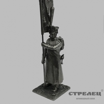 картинка оловянный солдатик «подпрапорщик-знаменосец в строю — на караул»