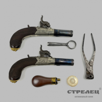 картинка — пара капсюльных пистолетов в коробке с принадлежностями. европа, нач. 19 века