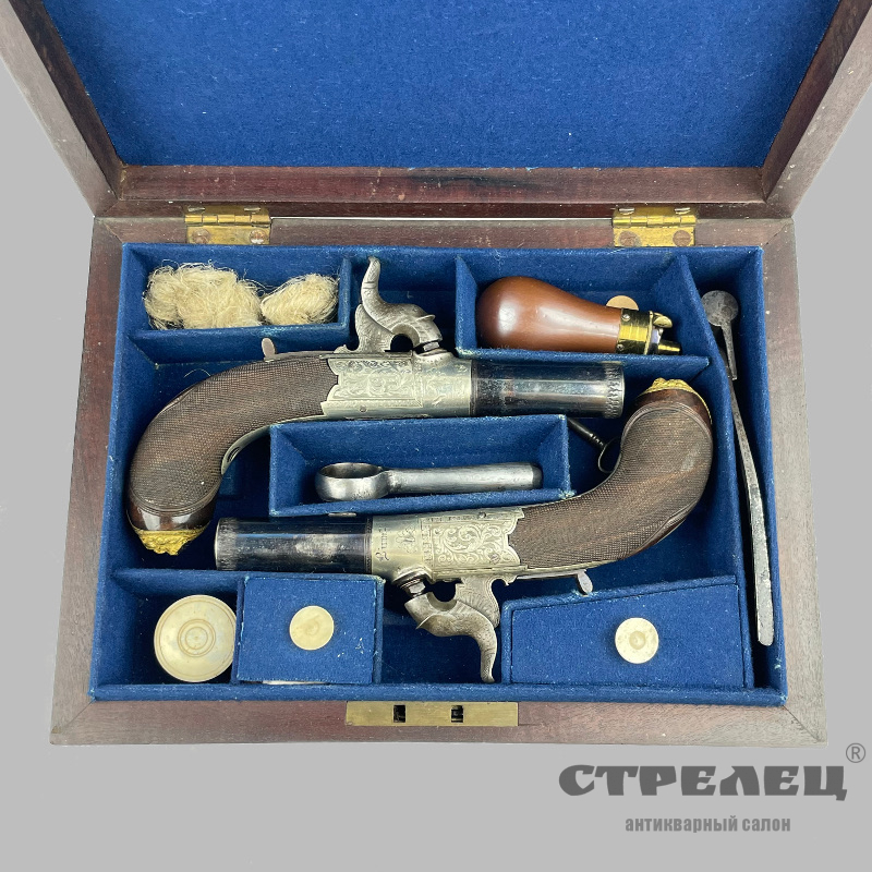 картинка — пара капсюльных пистолетов в коробке с принадлежностями. европа, нач. 19 века