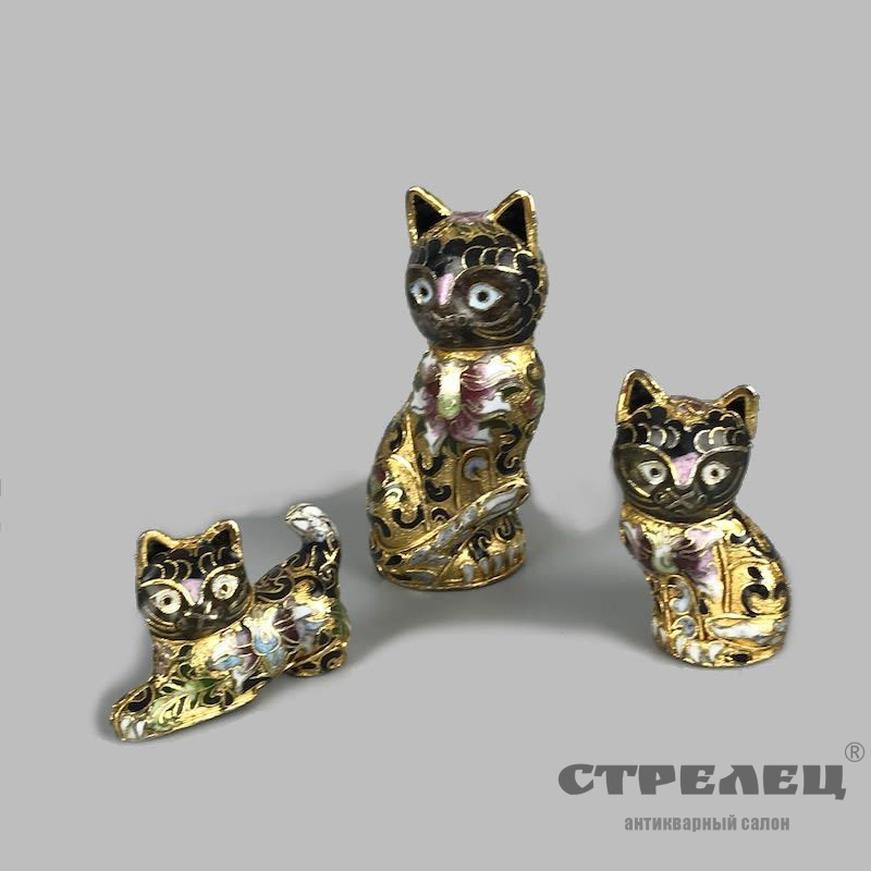 картинка статуэтки «три кошки». перегородчатая эмаль. китай