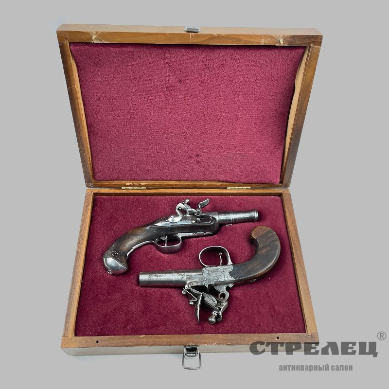 картинка — коробка с дорожными пистолетами — капсюльным  и кремнёвым. англия, 19 век